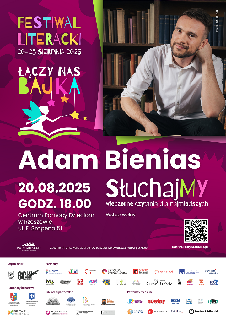 Plakat z wizerunkiem młodego mężczyzny w białej koszuli na tle regału z książkami. 