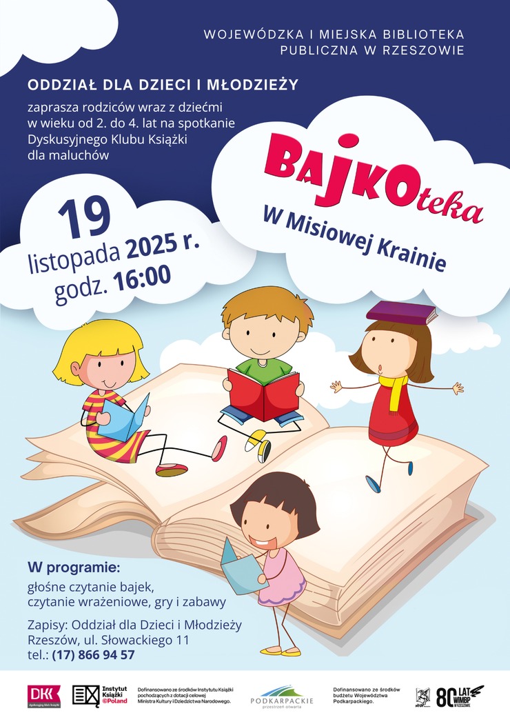 Czw&oacute;rka dzieci siedzących na&nbsp;książce.