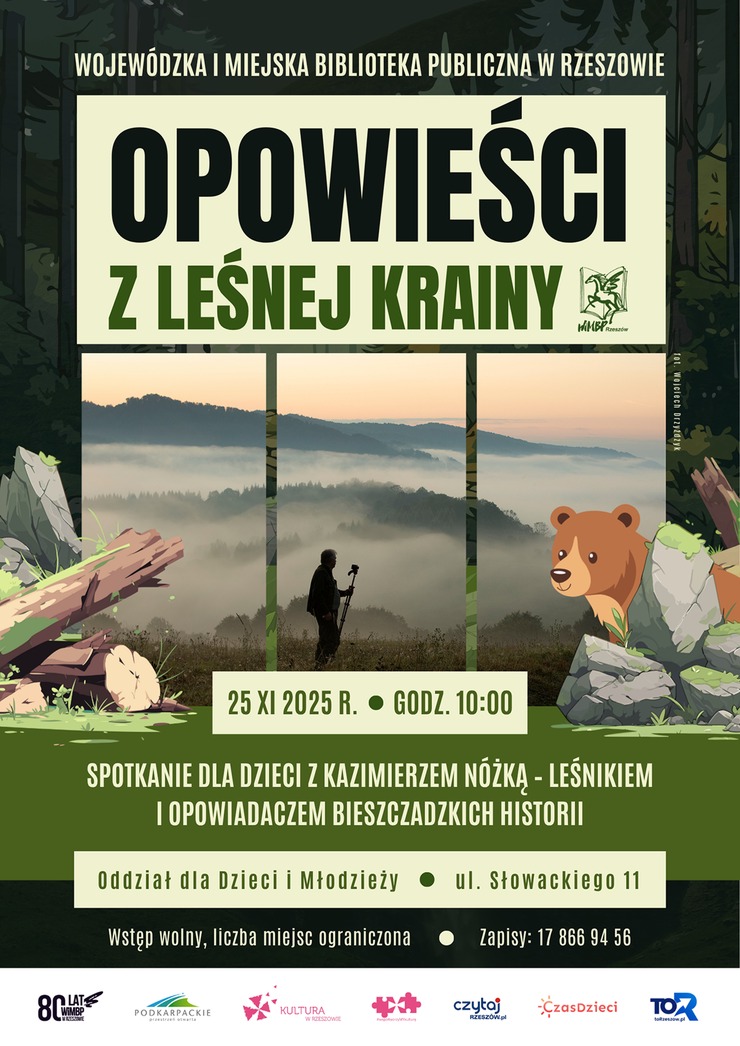 Mężczyzna spoglądający na góry we mgle. Obok niedźwiadek wyglądający zza kamienia.