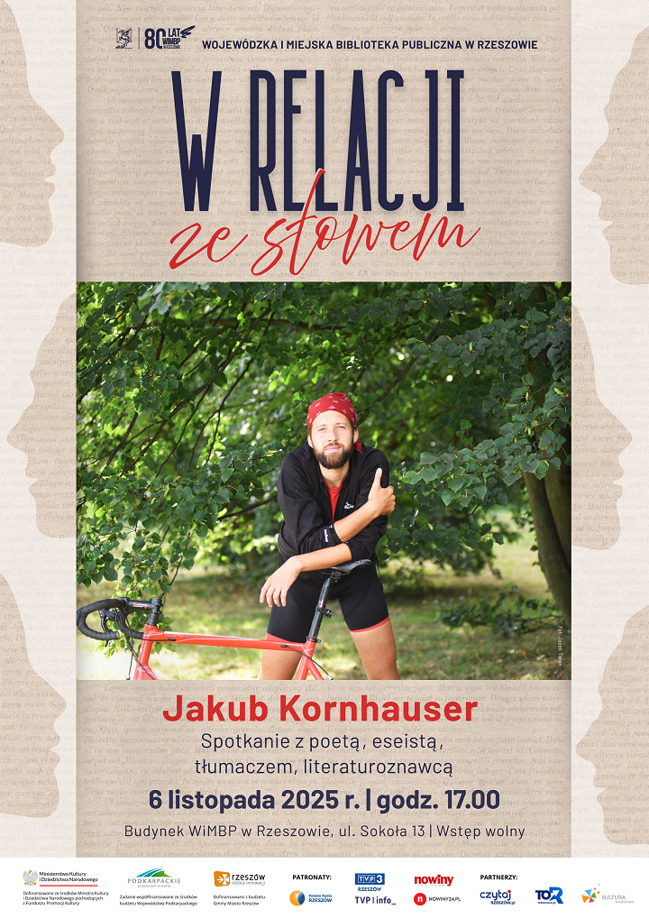 Mężczyzna w średnim wieku w stroju sportowym opiera się o rower