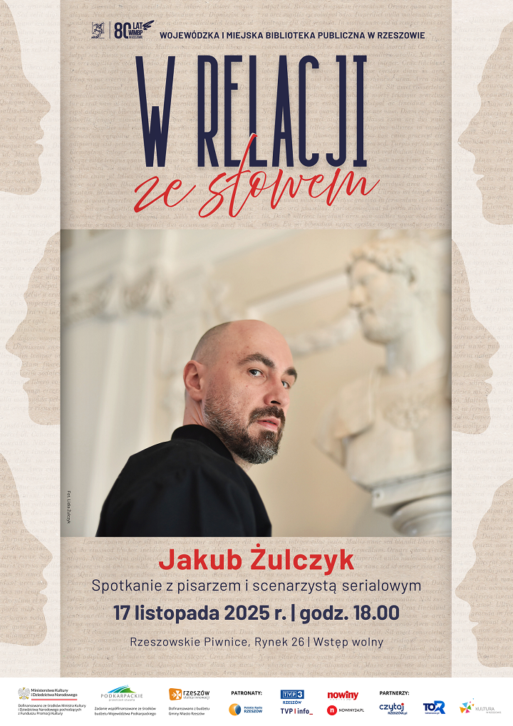 Mężczyzna w średnim wieku stoi obok antycznej rzeźby