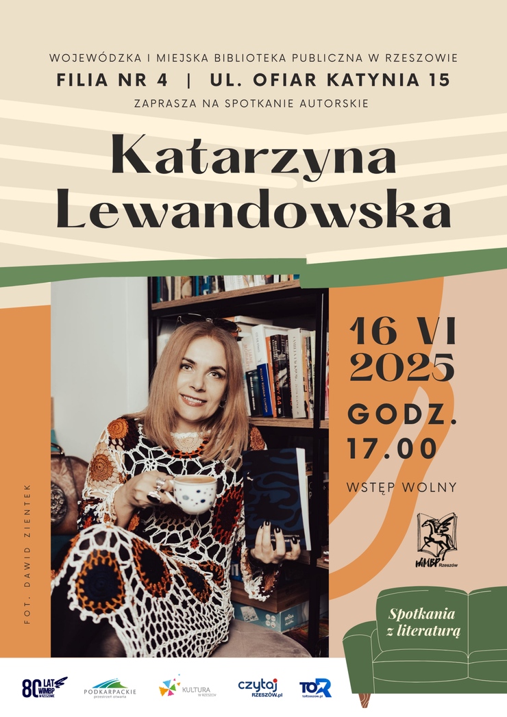 Kobieta z kawą i książką na tle regału z książkami