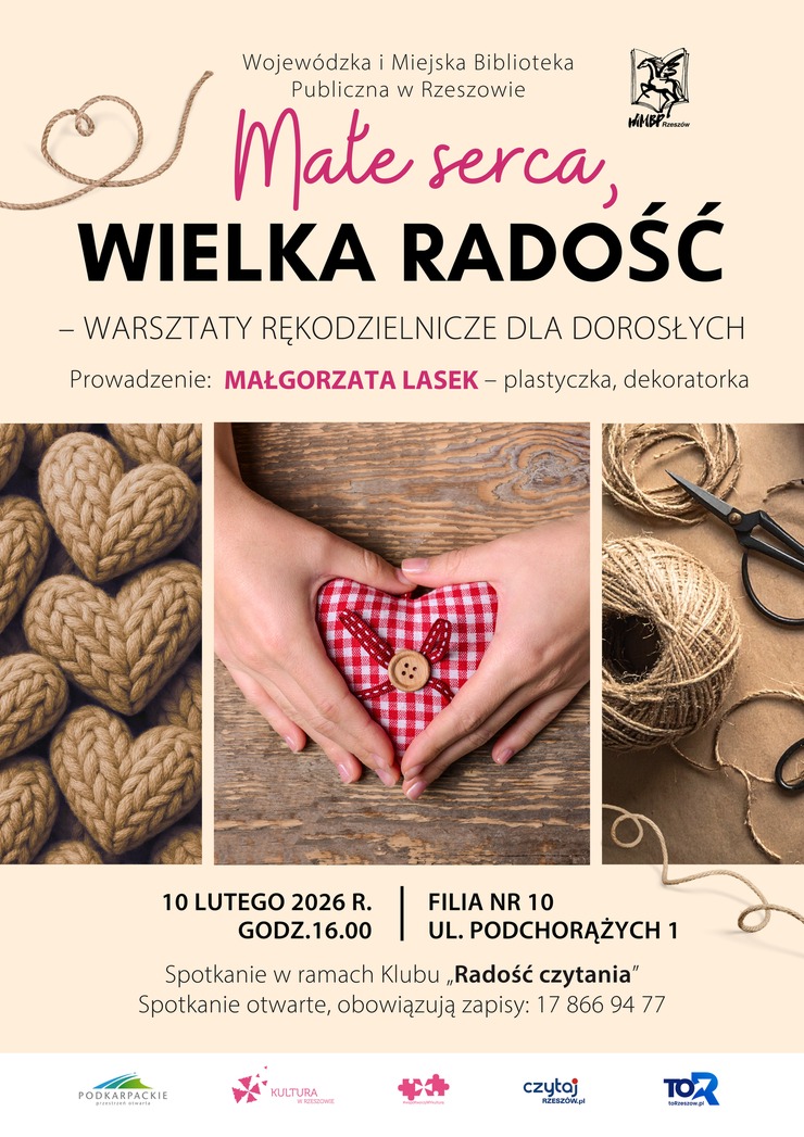 Serce z&nbsp;wł&oacute;czki obok ręce ułożone w&nbsp;serce wok&oacute;ł serca z&nbsp;materiału, sznurek w&nbsp;kłębku i&nbsp;nożyczki