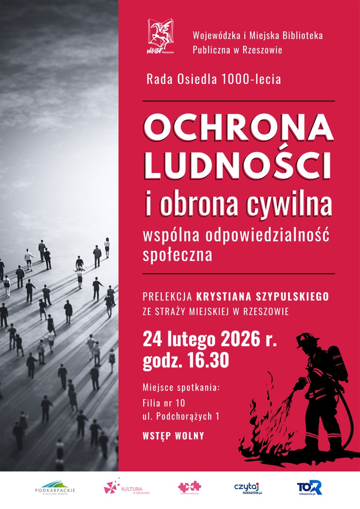 Grupa stojących ludzi. Strażak gaszący pożar.