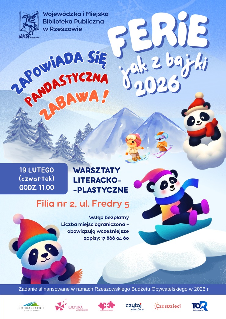 Misie panda podczas zimowych zabaw na&nbsp;śniegu.