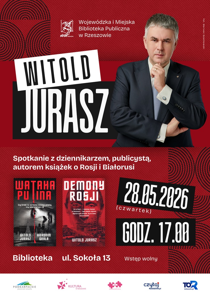 Mężczyzna w&nbsp;marynarce w&nbsp;jasnej koszuli.