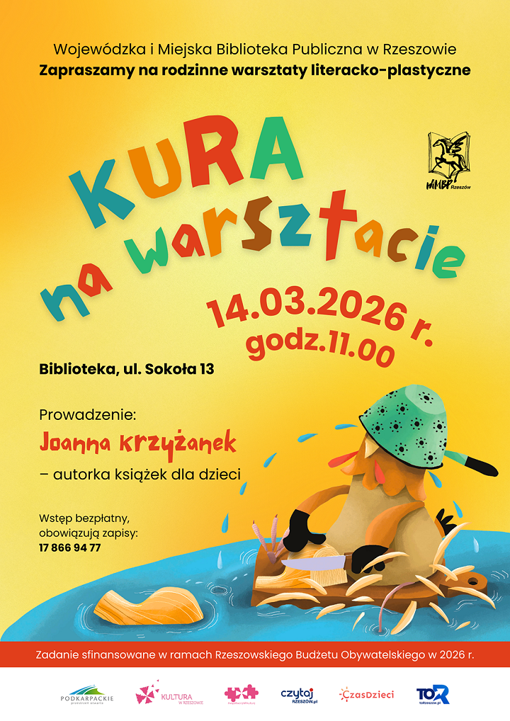 Kura w&nbsp;durszlaku na&nbsp;głowie kroi na&nbsp;desce cebulę