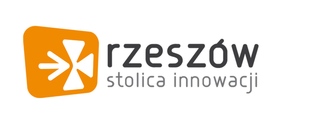 Napis Rzeszów stolica innowacji, obok pomarańczowy czworobok z zaokrąglonymi rogami z białym krzyżem kawalerskim. Krzyż zamiast lewego ramienia ma strzałkę zwróconą w prawą stronę.